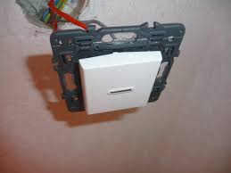 Bonjour, plus je regarde le branchement de cet interrupteur avec voyant et moins je le trouve correct. Interrupteur Avec Temoin Lumineux Communaute Leroy Merlin