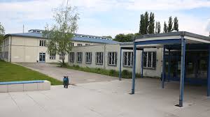 63, bis zur fahrschule lind am breitenbachplatz 17 in 14195 berlin dahlem, ist es nicht ganz so weit. Berlin Kriminalitat An Schulen Bild Zeigt Die Zahlen Regional Bild De
