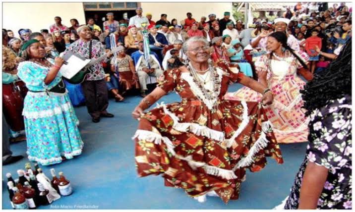 DAN&Ccedil;A DO CHORADO DE VILA BELA DA SANT&Iacute;SSIMA TRINDADE/MT: RESIST&Ecirc;NCIA E RESSIGNIFICA&Ccedil;&Atilde;O DA DI&Aacute;SPORA AFRICANA EM SOLO GUAPOREANO. &ndash; ISSN 1678-0817 Qualis/DOI