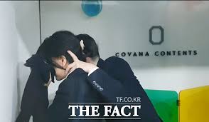 단독] '쥴리 논란'엔 침묵, 황급히 얼굴 가린 김건희 (영상) - 정치 > 기사 - 더팩트