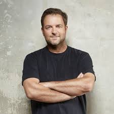 Gemeinsam mit jan schipmann moderiert sie außerdem seit 2019 das junge. Helden Auf Vier Pfoten Martin Rutter Erhalt Neue Sendung Bei Vox Fernsehserien De