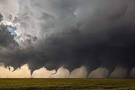 A víz felett létrejövő örvénylő képződmények azonban sérülékenyek, azaz a. Tornado Wikipedia