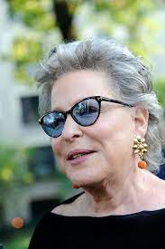 Bette Midler Ditched Her Gray Hair For This Beautiful Softer Shade Bette Bette Midler Movie Stars