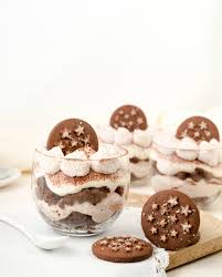 In questo modo, infatti, i biscotti si ammorbidiranno perfettamente e diventeranno un tutt'uno con la crema. Tiramisu Con Crema Pan Di Stelle Un Pizzico Di Pepe Rosa