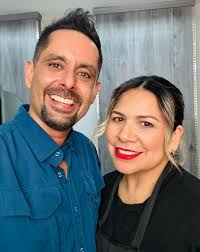 Cerramos el día con una despeluchada! 🤣 💇🏻‍♂️ Le tocó mantenimiento al  copete, y la buena es Sandra Fimbres, desde hace 14 es la encargada de  darle forma ✂️ y no solo