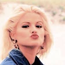 When glam takes too long 😤💄 📖 Taken from “When You Wished Upon A Star:  The Evolution of Anna Nicole Smith” by Melissa Byrum — known as Missy,  Anna's friend and roommate