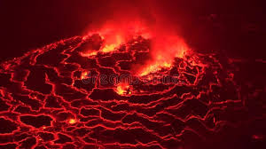 Migliaia di persone sono in fuga dalla città di goma, nella repubblica democratica del congo, per l'esplosione del vulcano nyiragongo, considerato il più pericoloso del mondo. Lago Di Lava Di Fusione Rosso Caldo Enorme Che Scoppia Al Cratere Congo Africa Del Vulcano Attivo Di Nyiragongo Alla Notte Nel Co Archivi Video Video Di Geologico Geologia 90777717