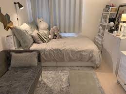 ikeaに展示されてるモデルルームみたいな部屋にしたいなぁ 最近ベッド周りの物の購入先を聞かれることがとても多いので2枚目に写っている物に購入先の名前を書きました 右奥の棚などはまた近々分かりやすいようにアップの写真でやります 私が住ん