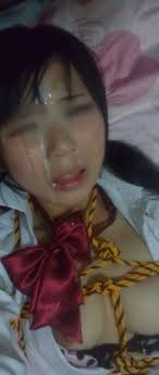 濃い精子を大量に顔面にぶっかけられてる女の子のエロ画像！
