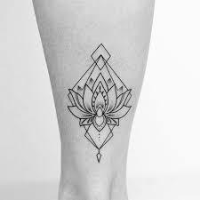 25 Best Ideas About Geometric Flower Tattoos On Pinterest Geometric Flower Geometric Rose Tatuagem Geometrica Tatuagem No Ombro De Girassol Tatuagem Na Mao