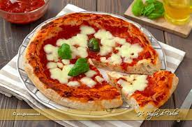 La pizza in teglia alla romana nata nel dopoguerra, quando ai panettieri venne l'idea di prendere l'impasto del pane e cuocerlo in teglia dopo averlo condito, la. Pizza In Teglia Fatta In Casa Senza Impasto