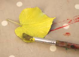 Pour réaliser ces peintures d'automne, pas besoin de pinceaux… les mains suffiront ! Faire Des Empreintes De Feuilles D Arbre Avec De La Peinture Cabane A Idees