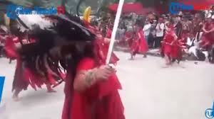 Suasana hari raya (asyiela putri) berlalulah sudah ramadan sebulan berpuasa tiba syawal kita rayakan dengan rasa. Pertunjukan Tarian Kabasaran Tumou Tou Bikin Suasana Mencekam Tribunnews Com Mobile