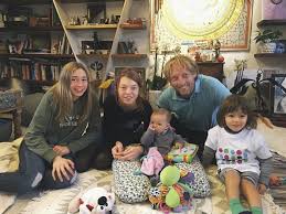 Po dubnové konferenci na právnické fakultě vzniká demokracie 21. Miliardar Janecek Si Uzival Slavnostni Naladu Manzelka Mariem Radeji Utekla Ahaonline Cz