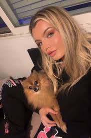 Melissa Bolan's Instagram, Twitter & Facebook