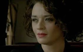 Tutto inizia, invecchia, cambia forma, l'amore tutto si trasforma, l'umore di un sogno col tempo si dimentica. Carmen Consoli Guarda L Alba Il Video Ufficiale Del Nuovo Singolo