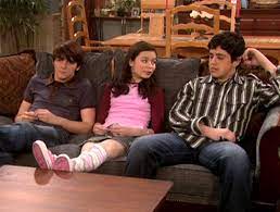 In the video, youtuber david dobrik presents peck with a gift saying it's from your sister before cosgrove walks out. Nickalive Drake Bell Josh Peck Miranda Cosgrove And Jennette Mccurdy Hint At Drake Josh And Icarly Reunions