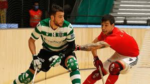 No jogo entre portugal e a argentina, um jogador apanha a bola atrás da baliza, finta toda a equipa adversária e marca golo levando o público ao delírio. Hoquei Em Patins