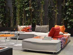Interior e exterior com tecidos projetados a versão indoor do sofa escapade é estofada em tecido carioca e as almofadas de encosto são cheios de penas. Pin On Idees