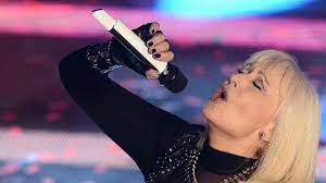 Raffaella, infatti, ha svelato un drammatico retroscena del festival di sanremo del 2001, l'unico festival che ha visto la sua partecipazione. Lotju7tb6l Qrm