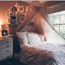 Un piccolo rifugio dal mondo esterno dove studiare e incontrare gli amici con elementi fantasiosi, spazi divisi e tanti contenitori per fare ordine. Tumblr Room Camere Da Letto Ragazze Camere Da Letto Ragazzi Moderne Idee Camera Da Letto