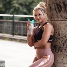 Fitness professional who offers a transformative fitness regime on her own website in addition to providing tips and tutorials about fitness and food on both youtube and instagram. Lukas Lasst Schon Grussen Pumping Sophia Thiel Fiboofficial Shape Republic Shape Republic Instagram Analytics By Analisa Io