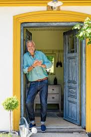 Ernst kirchsteiger har snart satt den sista spiken på plats i det gamla huset vid hjälmaren. Ernst Kirchsteiger Eget Hus