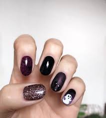 Purple nails with a chain looking desgin (: Halloween Gel Nails Cute Spooky Purple Nail Art Design