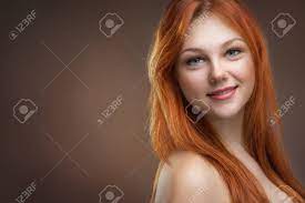スタジオの若い赤髪美女 の写真素材・画像素材. Image 55597321.