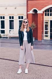Black And White Square Pants Outfit Ideas Outfit White Sneakers Radiate Fashion Casual Work Outfit Summer Summer Work Outfits Culottes Outfit Casual