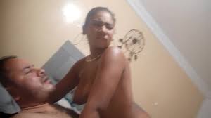 Me subo encima de mi para complacerlo mientras graba.