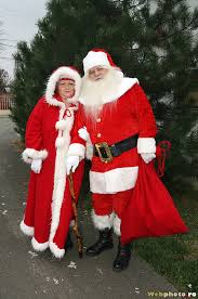 Chiar dacă mitul poate varia de la zonă la zonă, în special în funcție de clima în perioada crăciunului (care pleacă de la o iarnă înghețată în emisfera nordică și ajunge la o vară călduroasă în emisfera sudică), în general moș crăciun este. Imagini Cu MoÈ™ CrÄƒciun È™i SpiriduÈ™ii Lui Webphoto Ro