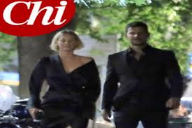 La nuotatrice federica pellegrini entra nella storia. Federica Pellegrini Mano Nella Mano Con Matteo Giunta Foto