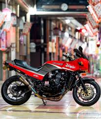 バイク紹介第151弾 フォロワー様 本日は kakkunnnn01 さんの gpz900r をご紹介します 最高に渋い一台 このレーシーな雰囲気がなんともたまりません gpz900r カスタム バイク モーターバイク