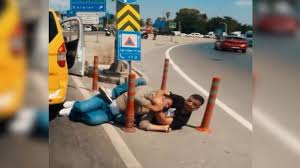 Açık Hava Dövüşü - Kavganın Ortasında Boğazına Sarıldı