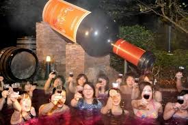 Une façon simple de distinguer midi de minuit consiste à ajouter les deux lettres. Un Bain Au Beaujolais Nouveau Pour Japonais Au Clair De Lune La Presse