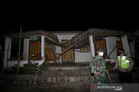 Dari analisis bmkg, gempa yang terjadi termasuk gempa dangkal dengan kedalaman 10 km dengan lokasi 8.22 ls,107.87 bt atau sejauh 90 km dari kabupaten pangandaran. Cy0wwntouecefm