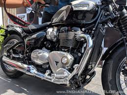 The bike sports a comfortable, laid back riding position thanks to the forward set foot pegs and sweptback handlebars. Triumph Bonneville Speedmaster Vs Harley Davidson 1200 Custom Spec Comparison