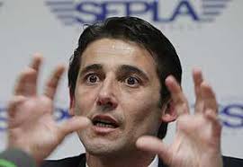 El piloto español sobre El Arca de Zoé: 'Piensan que el fin justifica los  medios'