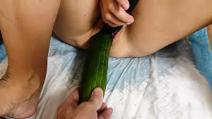 Fışkırtmak için salatalık ve kabak ile sikiliyor | xHamster