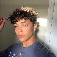 R O W A N 🪐🌝 (@rowan.eldridge)