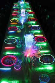 15 Glow In The Dark Party Ideas B Lovely Events Festas De Aniversario Criancas Festa Na Discoteca Decoracao De Festa Neon