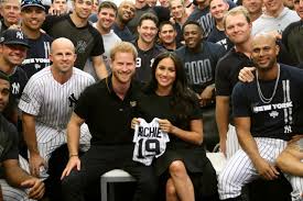 Meghan markle has officially given birth to a baby boy! Harry Und Meghan Baby Archie Bekommt Trikots Der Yankees Und Red Sox Royals Bild De