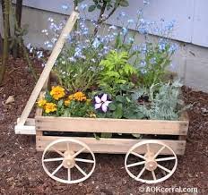 Wooden Wagon Planter To Make Rustic Wagon Planter Idee Per Il Giardino Di Casa Giardino Fai Da Te Idee Cassette Di Legno
