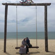 There are restaurants and kiosks selling everything from local delicacies. Photos At Pantai Batu Burok Kuala Terengganu Rest Area