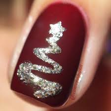 Decentber (red base), x'mas 201tree (green tree), gold mark (tinsel and gold lights), wishing star (star on top of the tree). Check Out The Following Nail Designs And Find An Inspiration For Your Christmas Nail Design And Celebrate Now Wit Nail Designs Christmas Nails Beautiful Nails