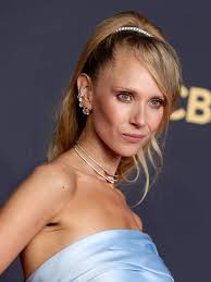 Raíces, flequillos y uñas acrílicas: los looks beauty de los Emmy