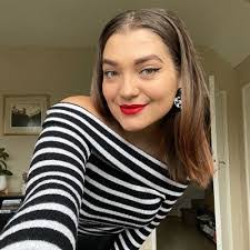 Amanda Gard's Instagram, Twitter & Facebook