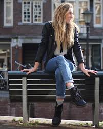 Black Blazer With Jeans For Girls Pretty Girl In Black Leather Jacket Jeans And Dr Martens Doc Martens Docmartensoutfits Estilo Rock