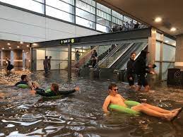 Jun 06, 2021 · (新增:影片) 高雄市區今早受到滯留鋒面影響，大雷雨狂炸；上午8時許，前鎮區中山四路地下道因雨水來不及宣洩，瞬間暴漲，造成3輛自小客車來不及離開滅頂，所幸駕駛人提早下車逃生，在警消搶救下無大礙；另金福地下道也淹水，水深達2公尺，一輛聯結車受困，消防人員獲報救出爬上車頂的駕駛。 æš´é›¨ç‚¸ç'žå…¸ è»Šç«™å¤§æ·¹æ°´ä»–å€'æ‹¿å‡ºæ¸¸æ³³åœˆç•¶ æ°´ä¸Šæ¨‚åœ' Ettodayåœ‹éš›æ–°èž Ettodayæ–°èžé›²